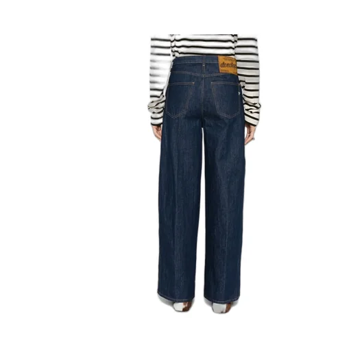 High-Waisted Jeans