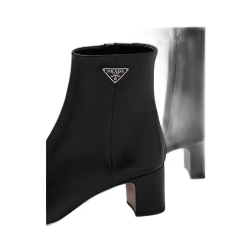 Logo Plaque Rounded Toe Boots