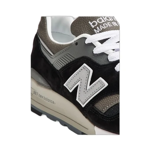 991V2 Lace-Up Sneakers