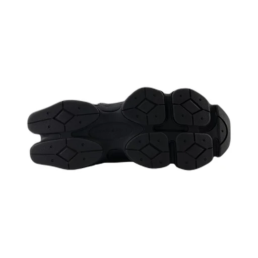 8040 Round-Toe Sneakers