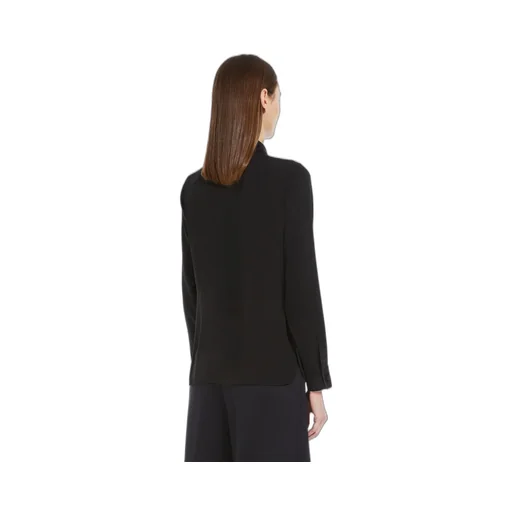 Point-Neck Long-Sleeved Shirt