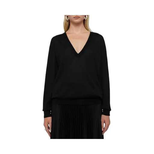 Long Sleeved V-Neck Knitted Top