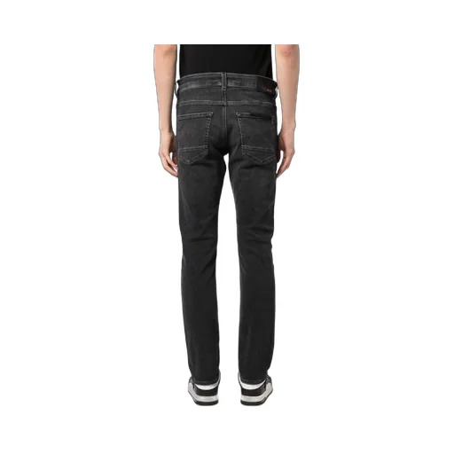 Belt-Loop Jeans