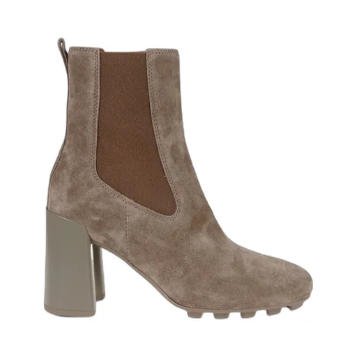 Round Toe Chelsea Boots