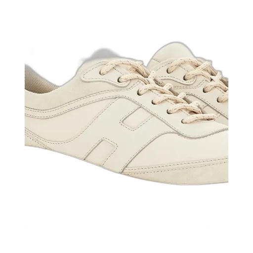 H696 Chunky Runner Sneakers