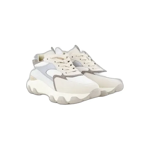 Hyperactive Round Toe Sneakers