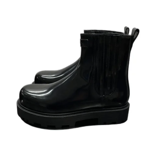 Round-Toe Slip-On Chelsea Boots