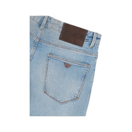 J06 Whiskering Effect Jeans