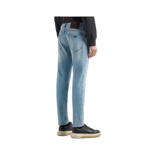 J06 Whiskering Effect Jeans