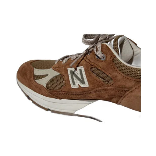 991V2 Lace-Up Sneakers