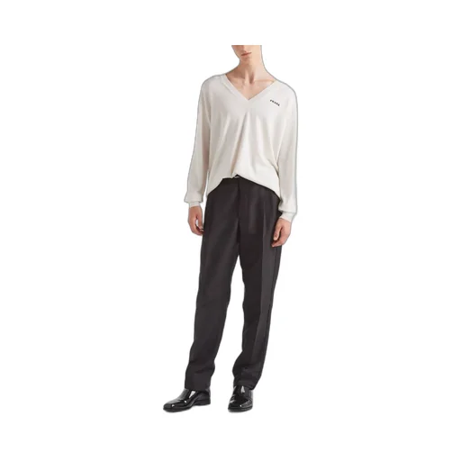 Long-Sleeved V-Neck Jumper