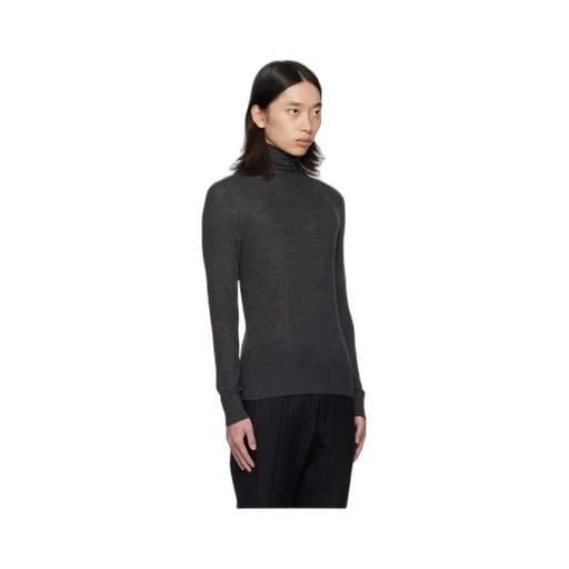 High-Necked Long-Sleeved Sweater