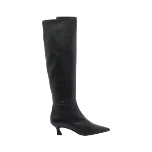 Pointed-Toe Boots