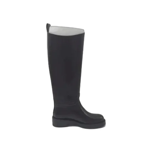 Round-Toed Boots