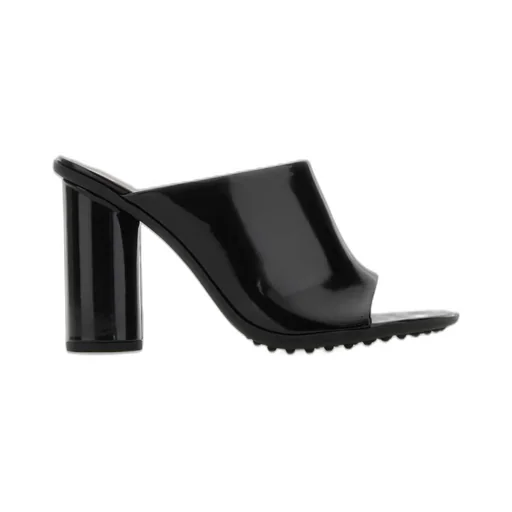 Atomic Heeled Mules