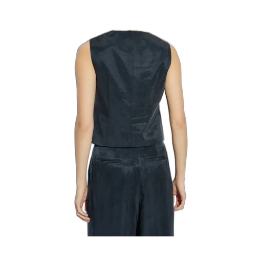 Averie Vest