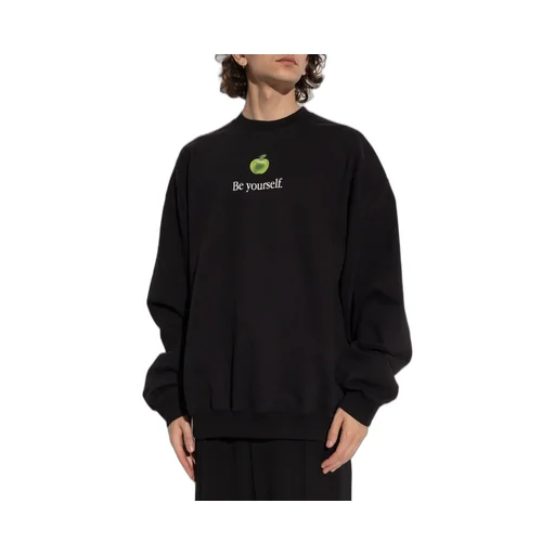 Sweatshirt With Apple Graphic