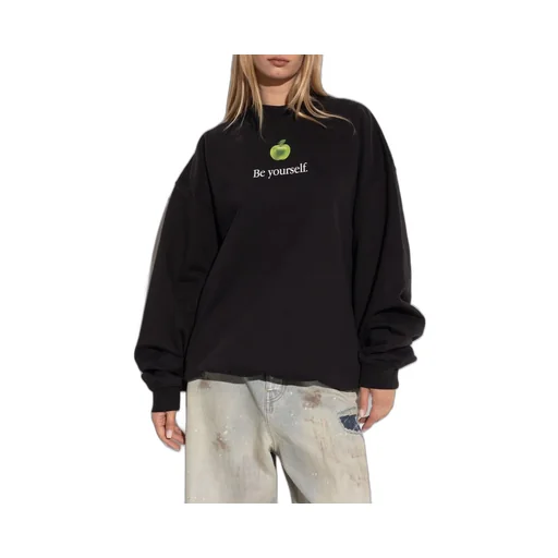 Sweatshirt With Apple Graphic