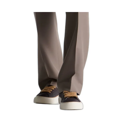 B33 Spin Sneaker