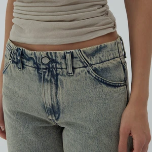 Button-Fastening Jeans
