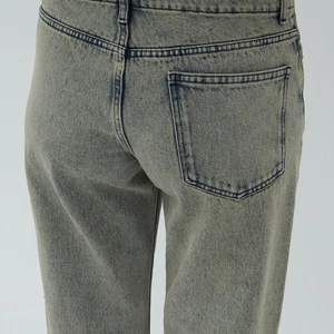 Button-Fastening Jeans