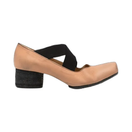 Contrasting Toe-Cap Pumps