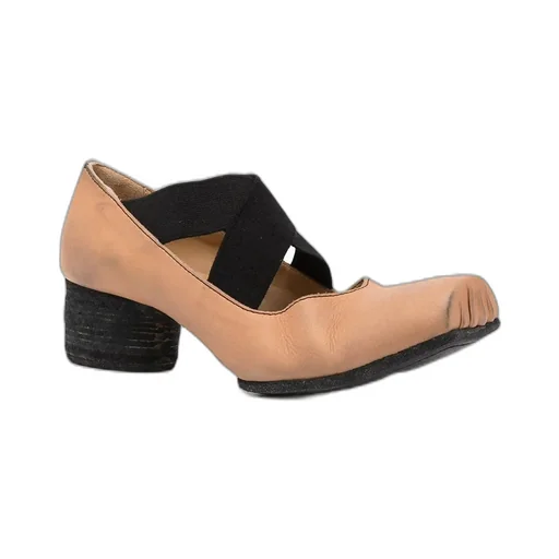Contrasting Toe-Cap Pumps