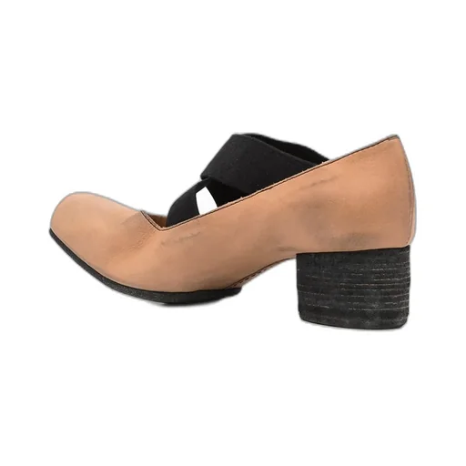 Contrasting Toe-Cap Pumps