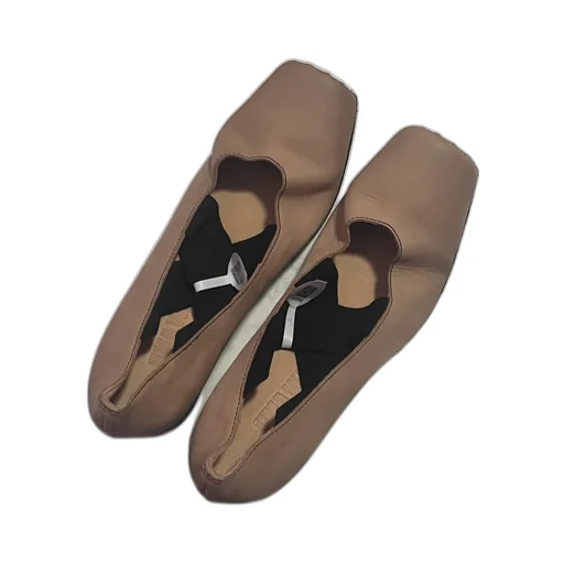 Contrasting Toe-Cap Pumps
