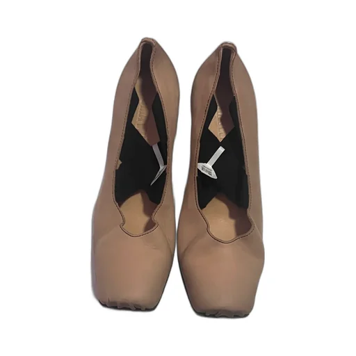 Contrasting Toe-Cap Pumps