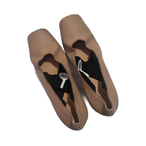 Contrasting Toe-Cap Pumps