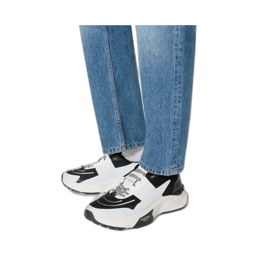 Round-Head Sneakers