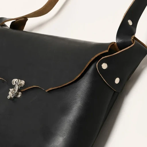Horizontal I-Pad Latch Pouch