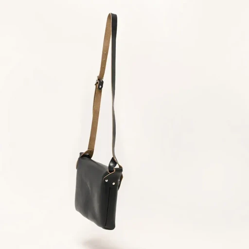 Horizontal I-Pad Latch Pouch