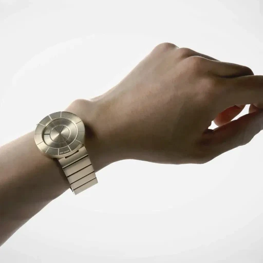 To　Designed By Tokujin Yoshioka