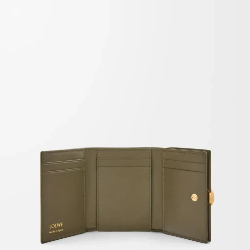 Pebble Trifold Wallet In Pebble Grain Calfskin