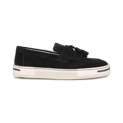 Wear Flat Shoes With Low Fringed Sleeves