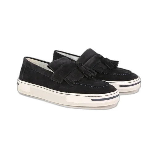 Wear Flat Shoes With Low Fringed Sleeves