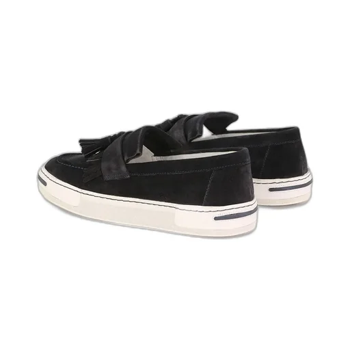 Wear Flat Shoes With Low Fringed Sleeves