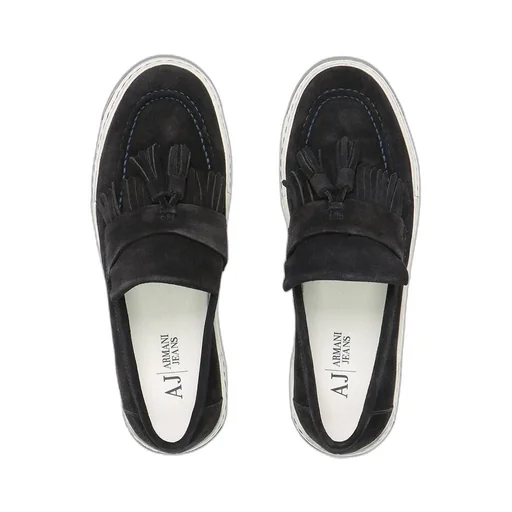 Wear Flat Shoes With Low Fringed Sleeves