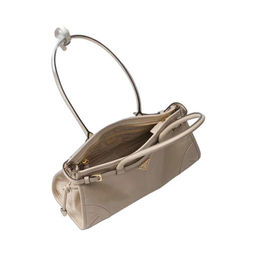 Medium leather handbag