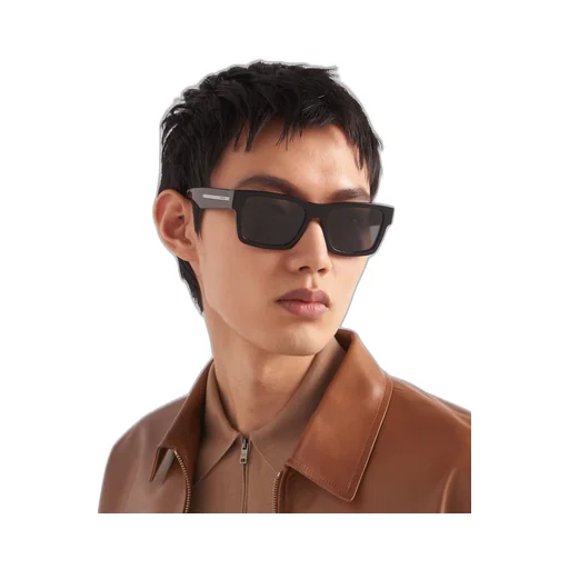 Sunglasses with iconic metal plaque