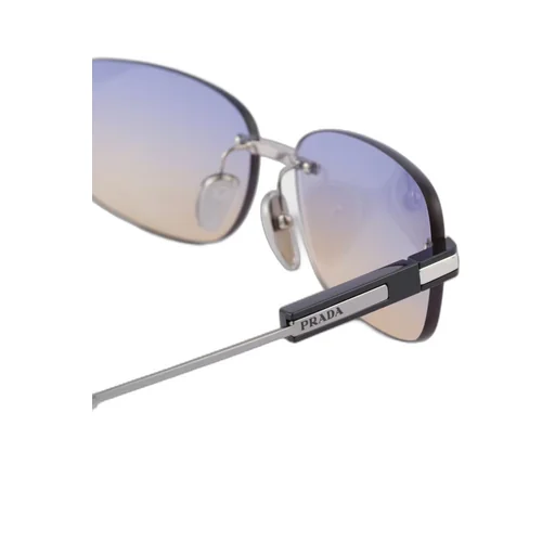 Sunglasses with iconic metal plaque