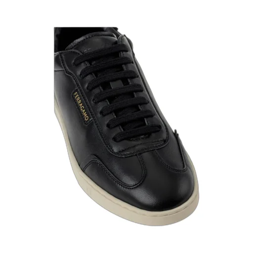 Low-Top Sneaker