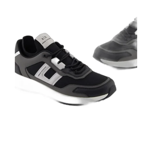Sneakers With Contrasting Details