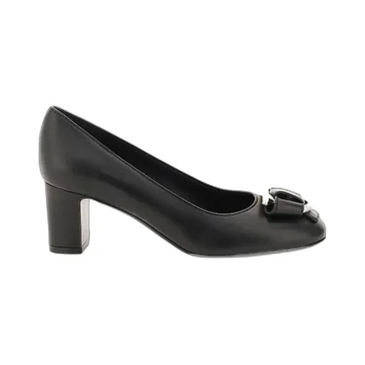 Plaque-Detail Pumps