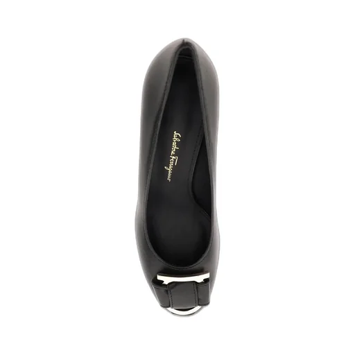 Plaque-Detail Pumps