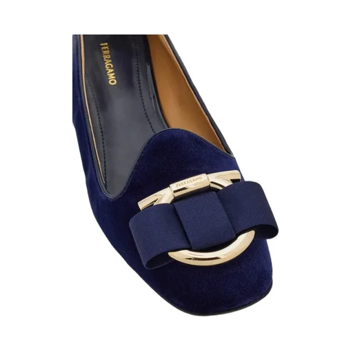 Velvet Pump With Maxi Gancini Detail