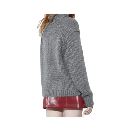 Long-Sleeved Knitwear