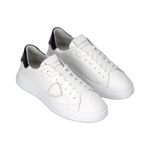 Round-Toed Athletic Shoes
